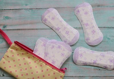 Le succès critiqué d'une influenceuse en campagne contre la précarité menstruelle