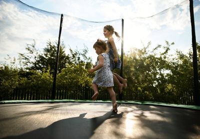 Le trampoline responsable la moitié des admissions aux urgences pour les enfants, une étude alerte