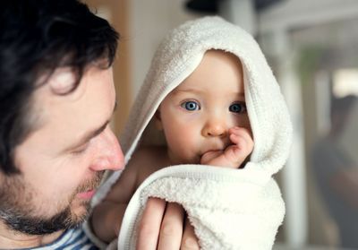 Les députés de la Gauche démocrate et républicaine demandent l'allongement du congé paternité