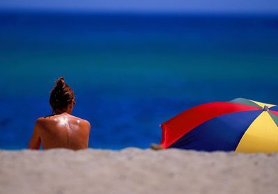 Les femmes pratiquent deux fois moins le topless à la plage qu'en 1984