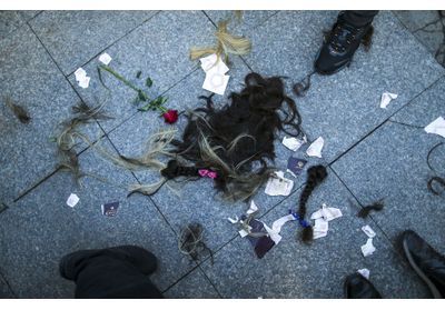 Marion Cotillard, Isabelle Adjani, Angèle... Des artistes se coupent une mèche de cheveux en soutien aux iraniennes