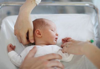 Maternité : une « baby box » sera distribuée aux parents dès février