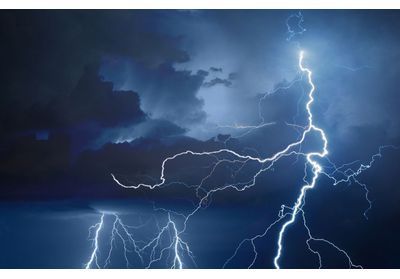 Météo : 12 départements en vigilance orange pour des risques d'orage et de canicule