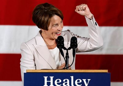 Midterms : qui est Maura Healey, première gouverneure lesbienne élue aux Etats-Unis ?