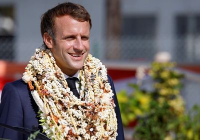 Non, Emmanuel Macron n'a pas été totalement recouvert de fleurs en Polynésie