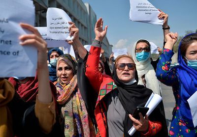 « Nous n'avons pas peur » : en Afghanistan, des femmes manifestent pour leurs droits