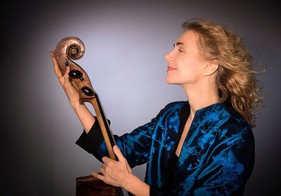 Portrait : la femme qui apaise les malades avec son violoncelle