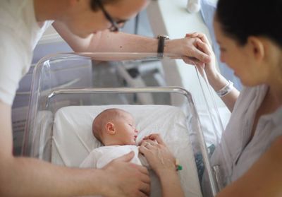 Post accouchement : pour 3 mères sur 4, limiter les visites à la maternité est une bonne idée