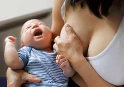 Pour les professionnels de santé, inciser la langue des bébés n'aide pas à allaiter