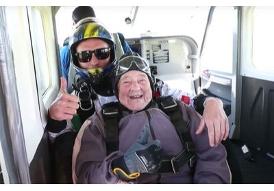 Qui est cette Suédoise centenaire qui a battu le record du monde de saut en parachute ?