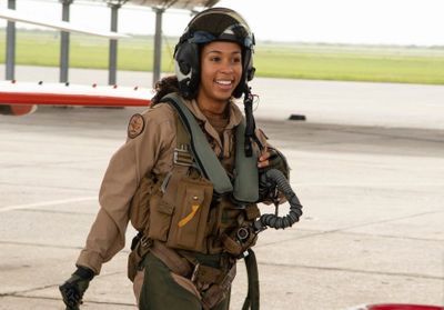 Qui est Madeline Swegle, première pilote de chasse afro-américaine de la Navy ?