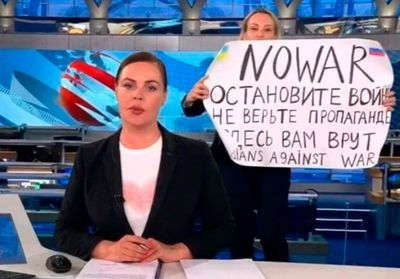 Qui est Marina Ovsiannikova, la manifestante qui a interrompu le JT russe ?