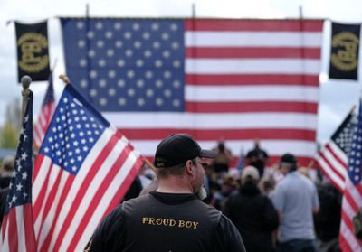 Qui sont les Proud Boys, le groupe masculiniste cité par Trump ?