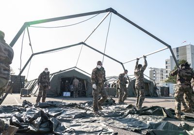 Reportage dans l'hôpital militaire qui se bat contre le Covid-19