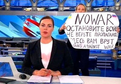 Russie : la journaliste qui avait dénoncé la guerre en Ukraine en plein JT a été arrêtée