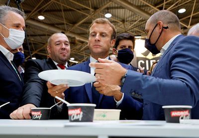 « S'il a un truc à me dire qu'il vienne » : Macron cible d'un jet d'Suf à Lyon