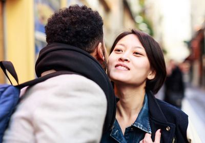 Sexiste, trop intime, pas hygiénique : la bise survivra-t-elle au Covid ?