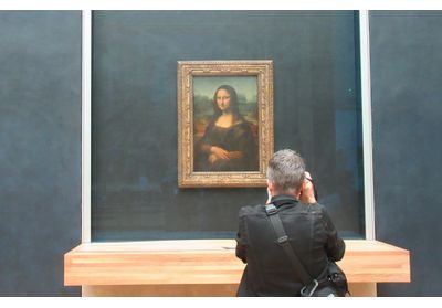 Stupeur au musée du Louvre : la Joconde entartée par un visiteur