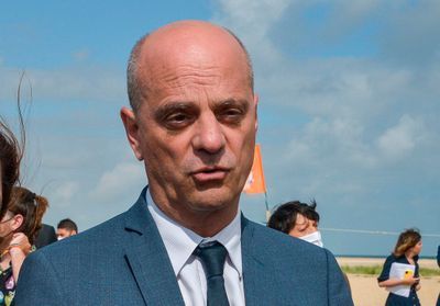 Sur Twitter, les internautes se moquent des vacances de Blanquer à Ibiza