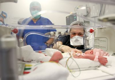 Un bébé est né d'une greffe d'utérus, grâce au don d'organe de sa grand-mère