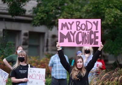 Un juge fédéral bloque temporairement la loi interdisant la majorité des avortements au Texas