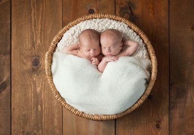 Une Anglaise a accouché de jumeaux conçus à trois semaines d'écart