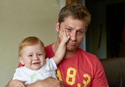 Une étude affirme qu'avoir des enfants rendrait moins heureux