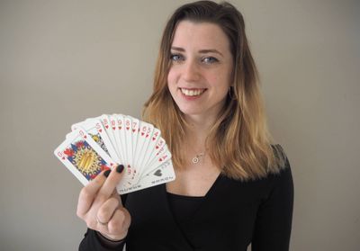 Une néerlandaise, Indy Mellink, invente un jeu de cartes non-genré pour favoriser l'égalité des sexes