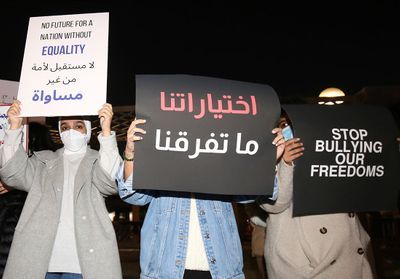 Une retraite de yoga suspendue pour indécence provoque la colère de femmes koweïtiennes