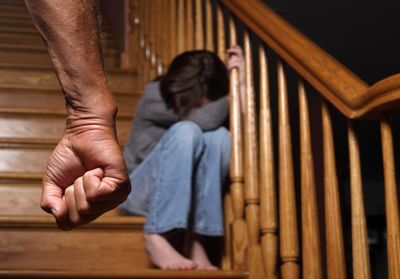 Violences conjugales : un protocole de soin pour les enfants témoins de féminicides