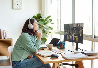 Vous regardez votre caméra pendant vos réunions Zoom ? Ce n'est pas narcissique !