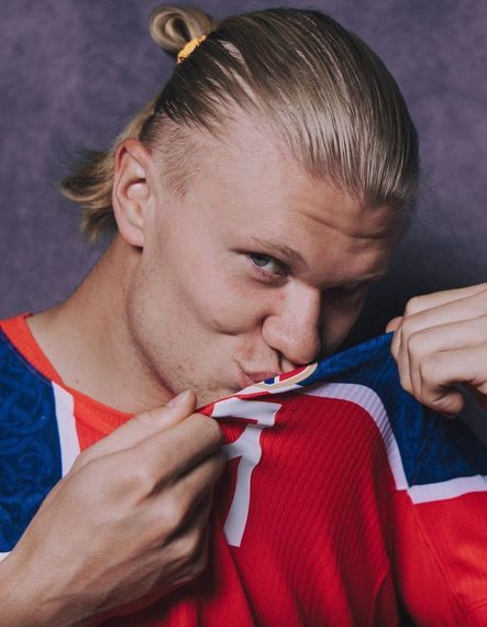 Le « Haaland bun » : qui aurait cru qu'un footballeur lancerait la coiffure de l'été ?