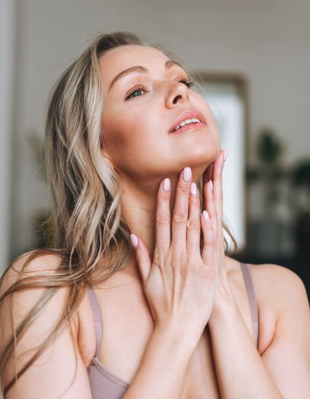 Se pincer le décolleté : le geste qui permet de dégonfler le visage et s'offrir un teint lumineux