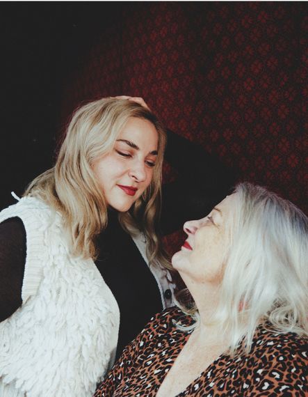 « On n’a pas besoin de discuter pour être proches » : Josiane Balasko et Marilou Berry, mère et fille réunies au théâtre