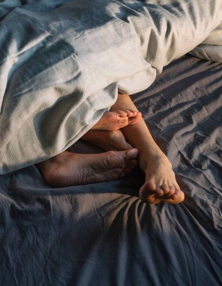 Pourquoi dormir nu renforce l’intimité du couple 