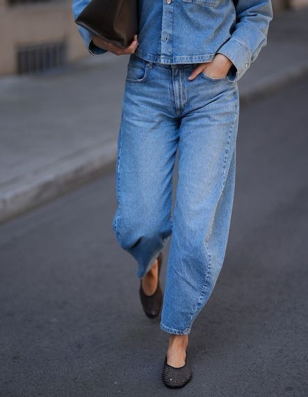 Jean barrel : quelles chaussures porter avec la nouvelle silhouette star du denim ?