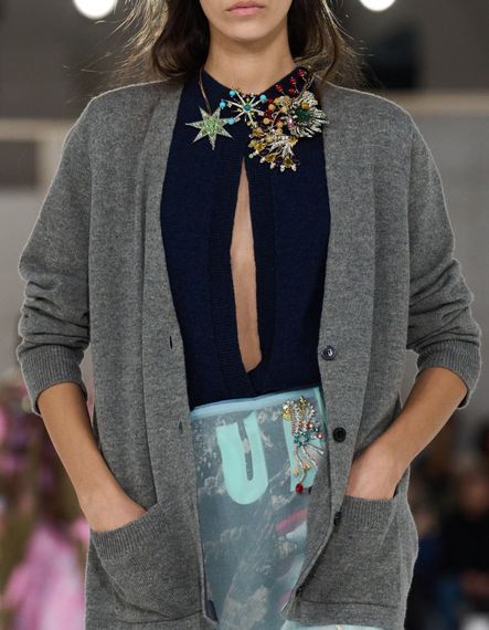 Ces nouvelles façons de porter les bijoux réinventent les vestes et les chemises 