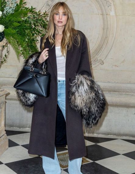 Le boa, l’accessoire glamour et inattendu qui sublime nos manteaux d’hiver