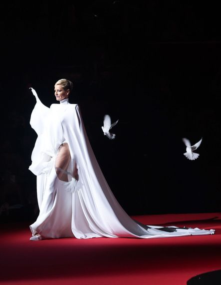 ELLE Debriefe – Semaine de la couture, Jour 2 : Et soudain, l'apparition en blanc d'Adriana Karembeu