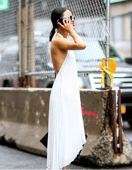 Une robe dos nu pour faire de l'effet des deux côtés 