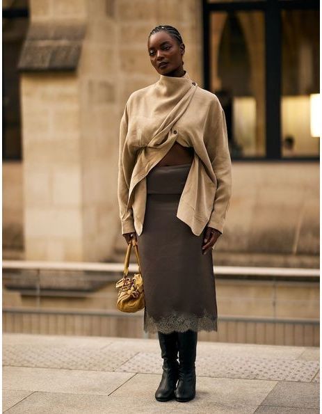 Quelles chaussures porter avec une jupe midi cet automne ? Voici les associations qui fonctionnent 
