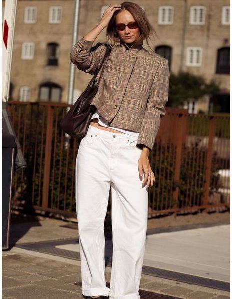 Voici les vestes idéales à porter avec un jean blanc cet automne