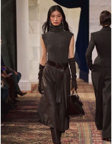 Plus chic qu’un col roulé classique, ce modèle sans manches s’impose comme le nouveau basique mode de l’automne