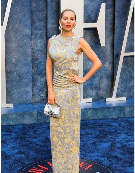 187 Sienna Miller dévoile son baby bump à la Fashion Week de Londres