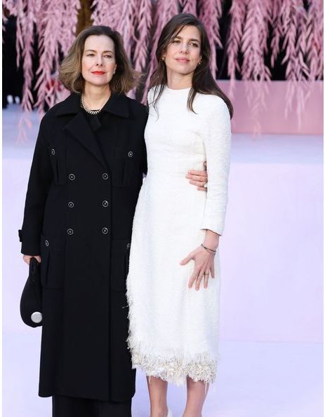 Au défilé Chanel, Charlotte Casiraghi retrouve son ex-belle-mère Carole Bouquet