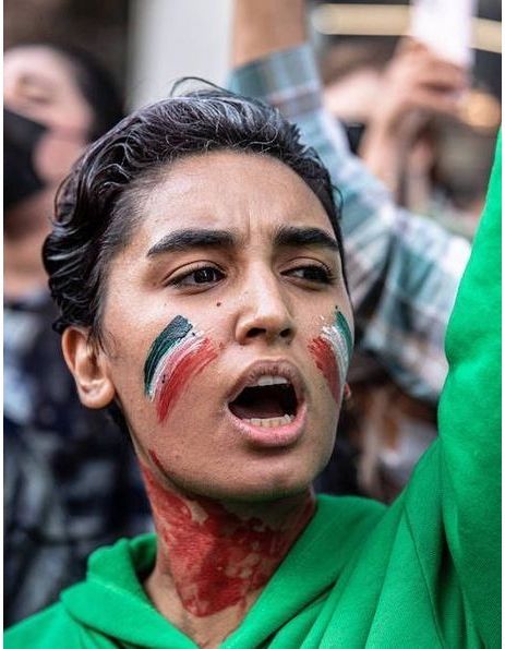 149 Révolte en Iran : « Dire que les femmes non voilées sont folles est un aveu d’impuissance du régime »