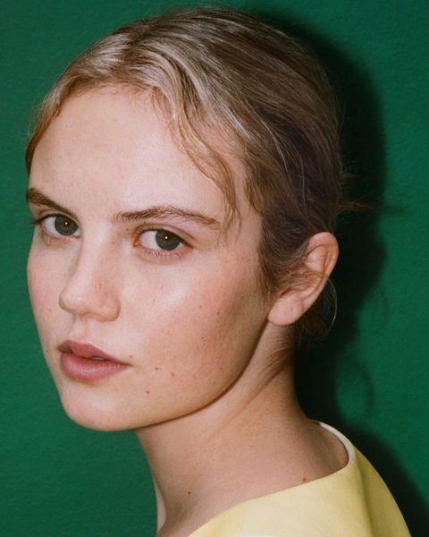 2.-LOEWE-ISLA-JOHNSTON-PHOTOGRAPHED-BY-PHOEBE-SALMON-4x5