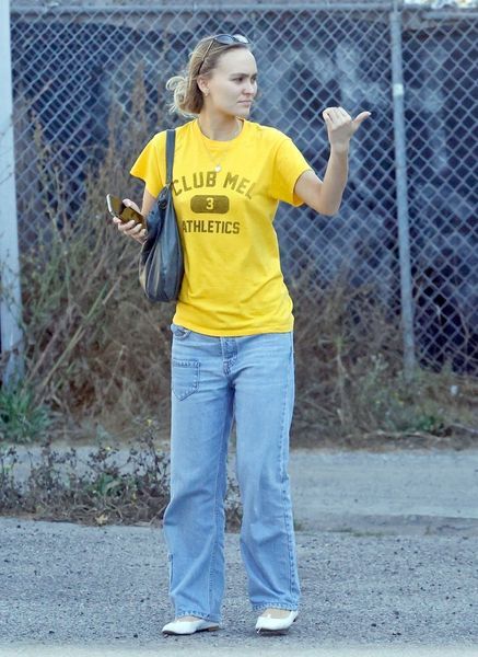 Lily Rose Depp adopte les chaussures controversees de la saison Elle