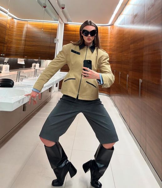 Bigger attitude, zero apologies. @katfromfinance shows us how it’s done in our Hourglass canvas 