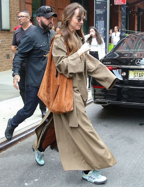 Dakota-Johnson-a-trouve-le-sac-en-daim-ideal-pour-l-automne.jpg